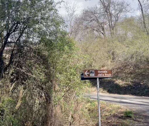 A Castelveccana la Via Crucis lungo la &quot;strada dello spaccio&quot;: «Basta indifferenza»