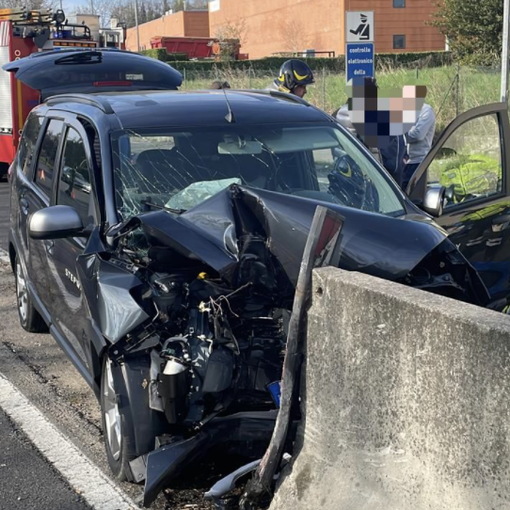 FOTO. Incidente tra due auto nel Comasco: tre feriti, due sono gravi