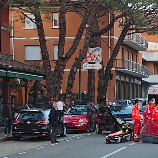 FOTO. Scontro tra un'auto e uno scooter: a Besozzo arriva l'elisoccorso, feriti marito e moglie