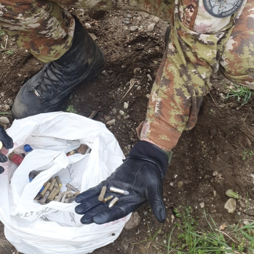 Quattrocento proiettili trovati nei boschi di Masciago Primo