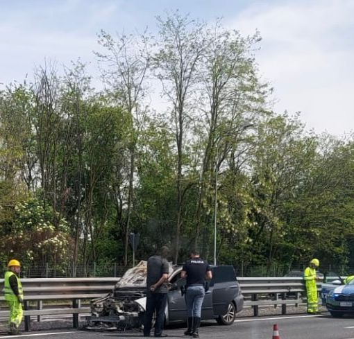 L'auto danneggiata dalle fiamme