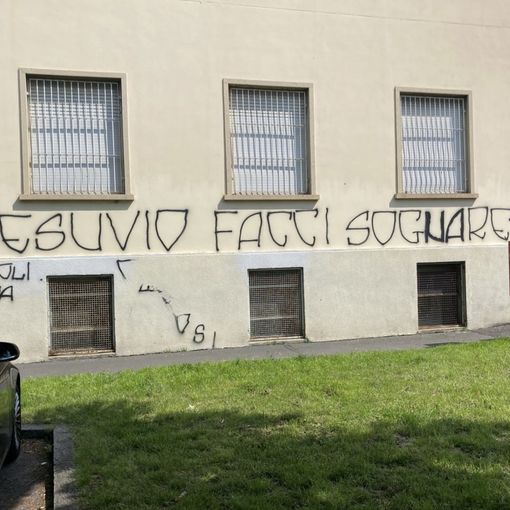 Tifoso aggredito in piazza e insulti sui muri della scuola macchiano la festa del Napoli a Varese. Il sindaco espone la bandiera azzurra in Comune