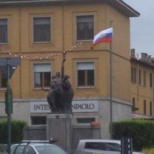 Malnate, issata da ignoti la bandiera russa al monumento dei Caduti
