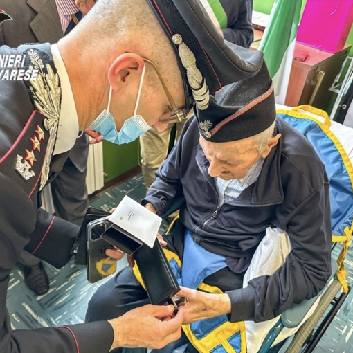 Il carabiniere in congedo Armando Gobbato riceve un dono dalle mani del comandante provinciale Gianluca Piasentin