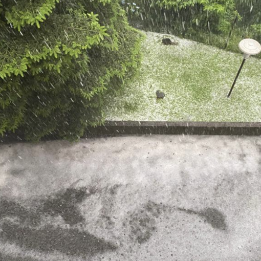 Nella foto da sinistra: strade allagate a Malnate, grandine e fiumi d'acqua a Gazzada (foto gentilmente concessa da Patrizia Crosta) e grandine a Bizzozero Nella foto da sinistra: strade allagate a Malnate, grandine e fiumi d'acqua a Gazzada (foto gentilmente concessa da Patrizia Crosta) e grandine a Bizzozero