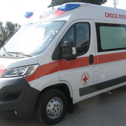 Scontro tra un'auto e una moto lungo la statale a Comerio: ferito un ragazzo di 17 anni