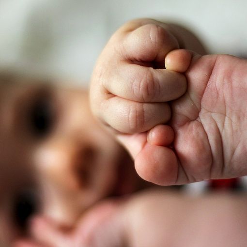 Induno Olona, il bimbo ha fretta di nascere: mamma partorisce davanti alla farmacia