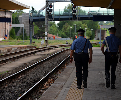 Bivacchi in stazione, scattano i controlli dei carabinieri: quattro giovani allontanati