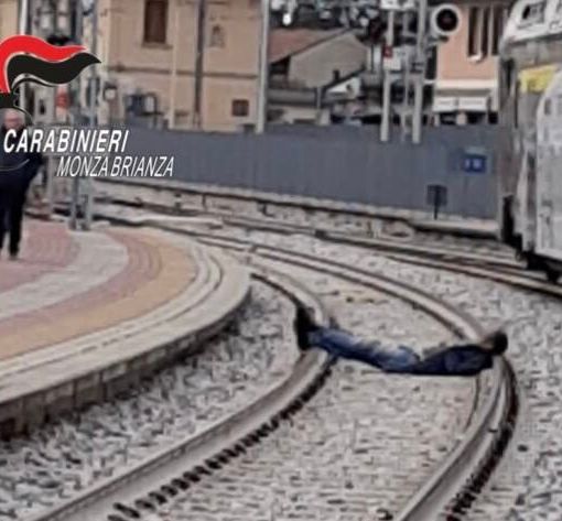 Caos in stazione in Brianza, ubriaco si sdraia sui binari per dormire: treni in ritardo