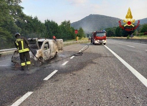 A fuoco un furgone sulla A26 nei pressi dello svincolo di Carpugnino