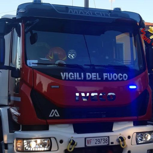 FOTO. Scantinato in fiamme, a Cassano Magnago arrivano i vigili del fuoco
