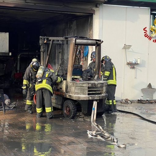 FOTO. Incendio in una officina idraulica di Venegono Inferiore: intervengono i vigili del fuoco