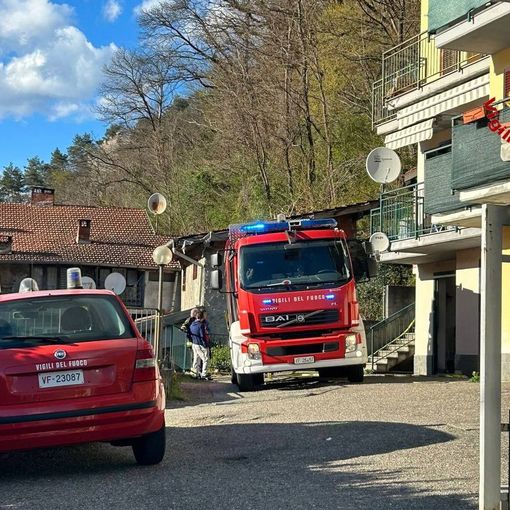 FOTO. Domato l'incendio nei boschi di Montegrino Valtravaglia. Vigili del fuoco in presidio per tutta la notte