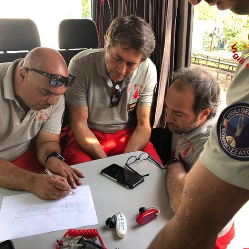 FOTO. Barca ribaltata a Lisanza, ripartite le operazioni per recuperare il relitto