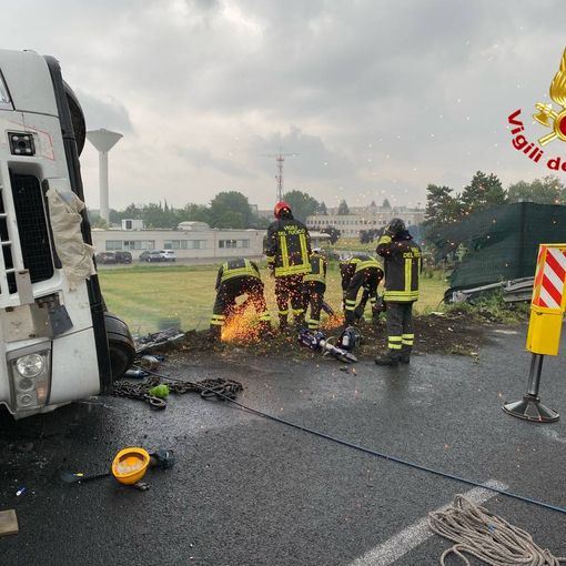 FOTO e VIDEO. Rimosso il camion ribaltatosi in Autolaghi: il raccordo per Malpensa riaperto solo verso Varese