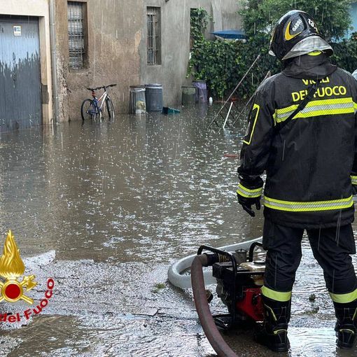 FOTO. Nubifragio colpisce il basso Varesotto. Automobilisti intrappolati nel sottopasso allagato salvati dai vigili del fuoco