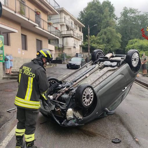 Auto si ribalta ad Azzate, ragazza di 22 anni finisce al pronto soccorso