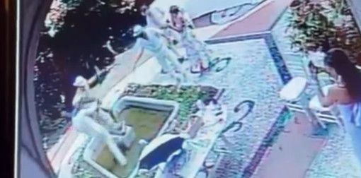 A sinistra i due ragazzi perdono l'equilibrio trascinandosi a terra la statua