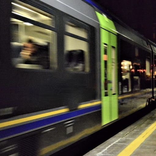 Sputi e calci contro capotreno e passeggero e vetro delle porte sfondato: vandali scatenati sul treno a Venegono
