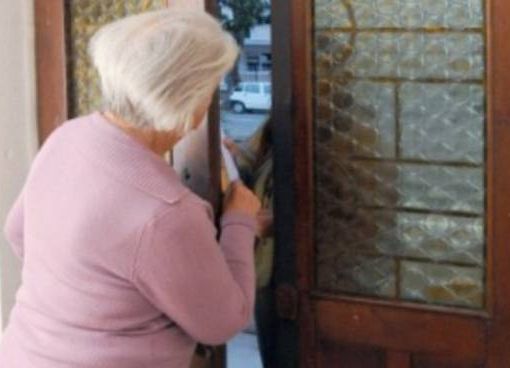 «Attenzione, stanno facendo dei furti». Finti poliziotti entrano in casa e cercano di truffare un'anziana