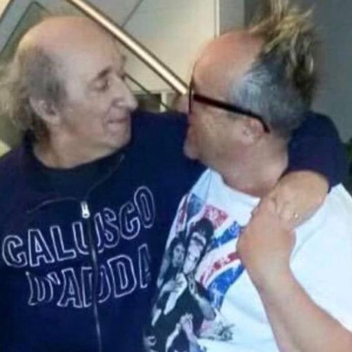 La foto postata da Max Cavallari, abbracciato al suo e al nostro Bruno Arena, prima dell'ultima puntata di Zelig di cui sarà ospite La foto postata da Max Cavallari, abbracciato al suo e al nostro Bruno Arena, prima dell'ultima puntata di Zelig di cui sarà ospite