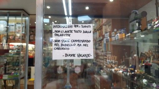 Cartello contro i &quot;foresti&quot; a Varazze, il titolare: «Si chiedono educazione e rispetto. Il nostro turismo sta prendendo una brutta piega»