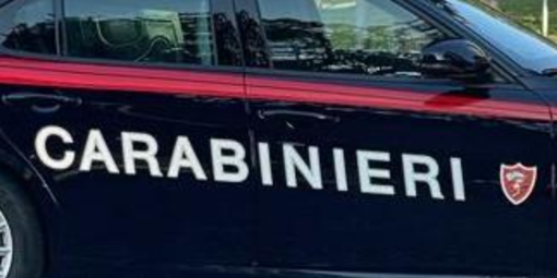 Urta involontariamente una ragazza in un locale: in quattro lo prendono a calci e a pugni. Due hanno solo 15 anni