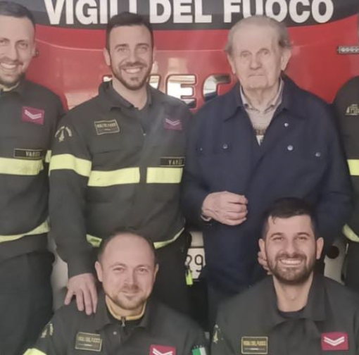 Il signor Adriano Farioli insieme ai suoi salvatori