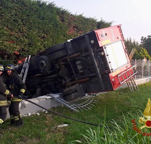 Drammatico incidente nel Canavese: muore un vigile del fuoco dopo che l'autopompa era finita fuori strada
