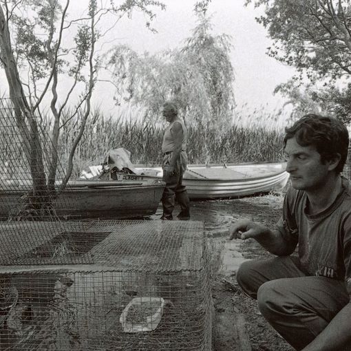 Carlo Bossi, in secondo piano, con il figlio Daniele prima di una battuta di pesca (foto archivio Chiodetti)