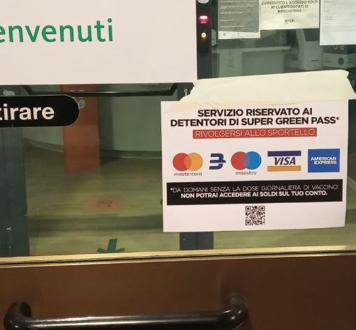 Green Pass, adesivi di CasaPound sui bancomat: “Vuoi prelevare i tuoi soldi? Vaccinati”