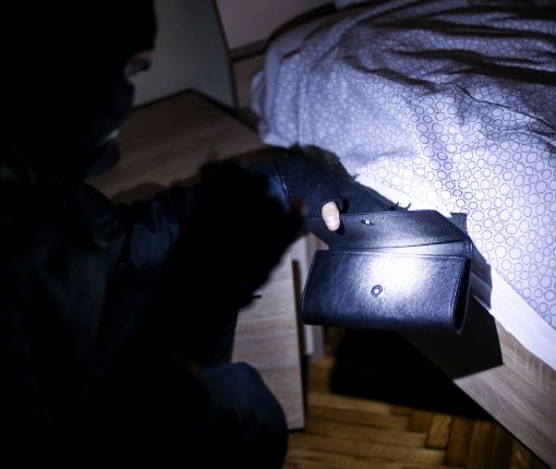 Dormono in una casa vacanza vuota, minacciano coppia e scappano con la loro auto