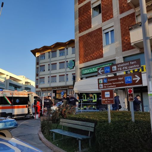 Tragedia sfiorata a Casbeno: ragazzina precipita dal secondo piano e viene salvata dalla tenda della farmacia