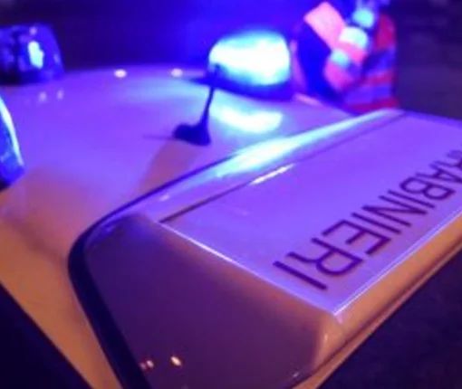Spaccata nella notte a Saronno: un passante sente i rumori e chiama i carabinieri, due in manette