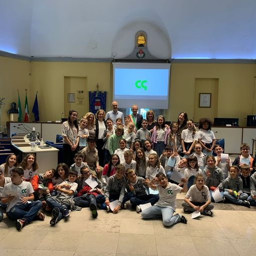 VIDEO. Una visita in municipio merita una canzone. Anzi &quot;99 stelle&quot;