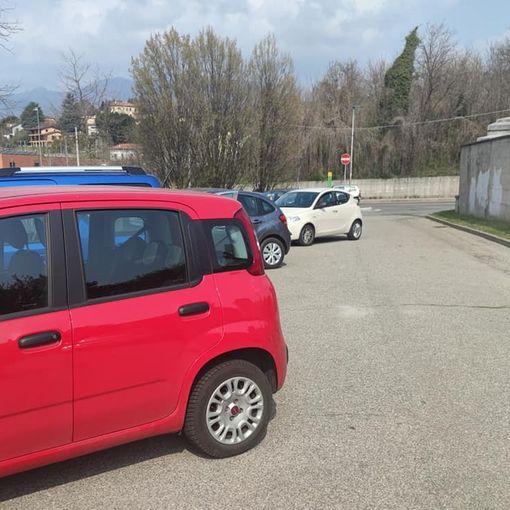 Parcheggio selvaggio al cimitero di Casbeno, Esposito: «Urgente ripristinare le strisce bianche»