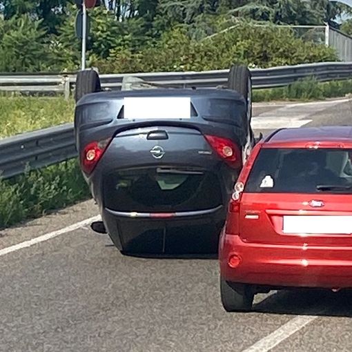 Paura ai Cinque Ponti, si ribalta auto
