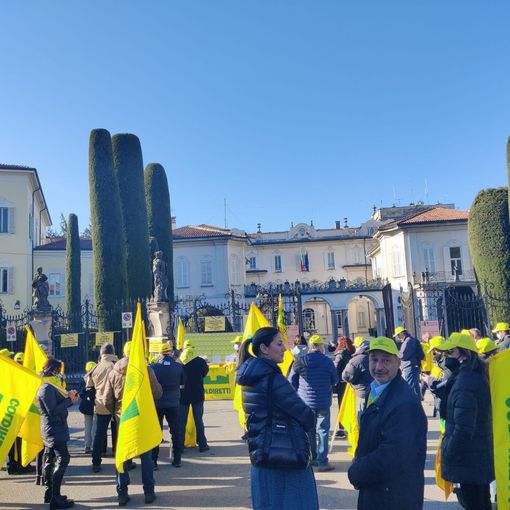 FOTO. Varese, allevatori e agricoltori in piazza contro il caro bollette