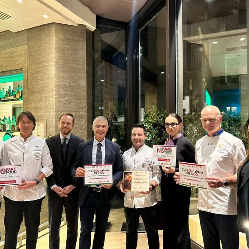 Claudio Colombo (quinto da sinistra) dopo aver ricevuto il Premio per il Migliore Panettone Artigianale della Lombardia