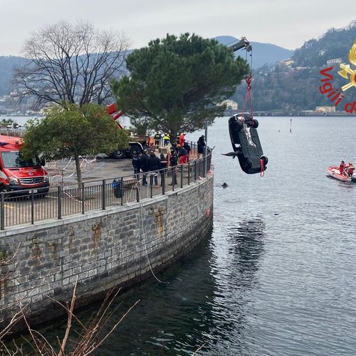 Recuperata dall'autogrù dei vigili del fuoco di Varese l'auto finita nel lago di Como. Giallo sulle cause della tragedia
