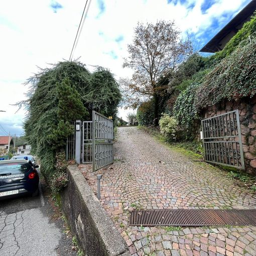 L'ingresso della villetta di Cuasso al Monte in località Cavagnano dove si è consumato il tragico fatto di sangue