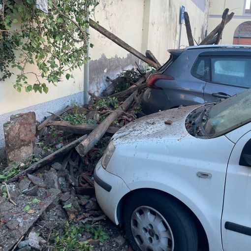 FOTO. Cuggiono, tetto crolla sulle auto: intervengono i vigili del fuoco