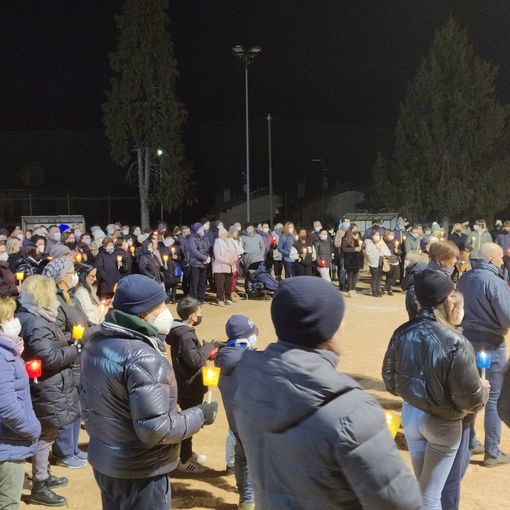 Centinaia di fiaccole per ricordare il piccolo Daniele Paitoni, mamma Silvia: «Dani esplosione di luce. Con voi non mi sento sola»