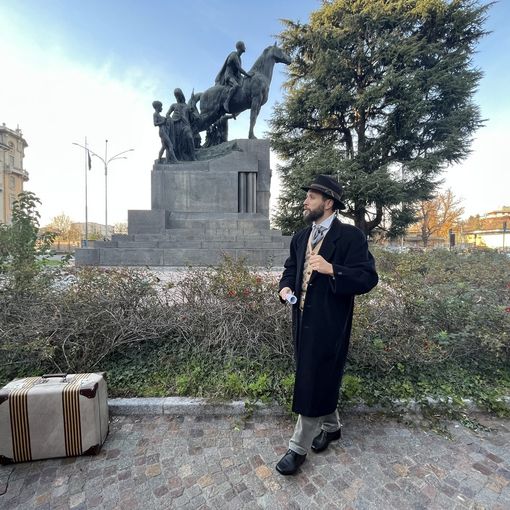 L'attore davanti al monumento che ricorda Enrico Dell'Acqua