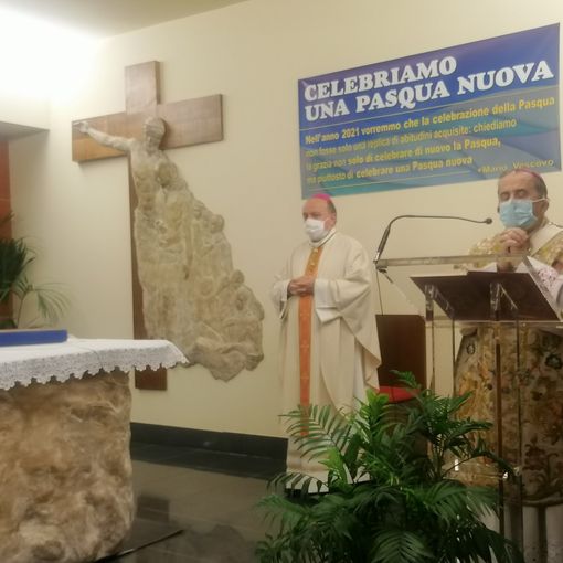 Monsignor Delpini all'ospedale di Circolo celebra la messa in suffragio delle vittime di Covid: «Non ho risposte alle vostre domande, ma posso regalarvi cinque parole amiche»