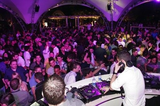 Discoteche al chiuso: 50% della capienza. Cinema, teatri e luoghi della cultura al 100%
