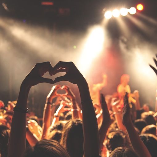 La discoteca “chiusa per maleducazione” e l'appello all'autorevolezza: «Recuperare la funzione educante. Gli adulti rischiano di restare a guardare»