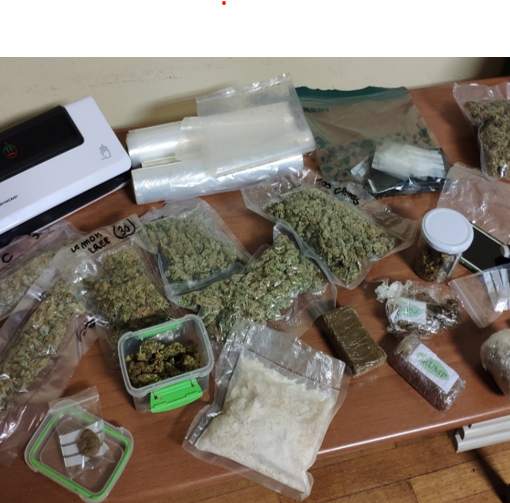 Il materiale sequestrato dall'Antidroga della Squadra Mobile di Varese