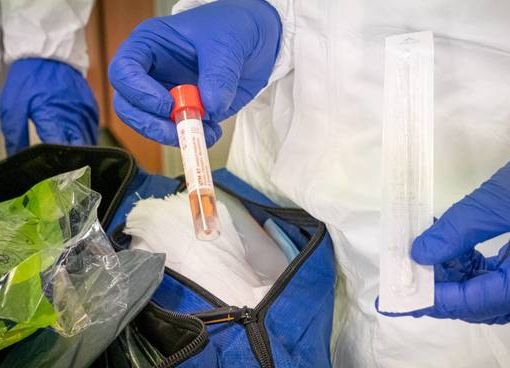 Covid-19, in Italia oggi 13.633 contagi e 472 vittime. In Lombardia 1.969 nuovi positivi