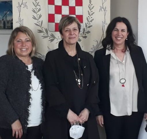 A Cairate “la forza è donna”. Tre nuove panchine fucsia, una mostra e un gran galà